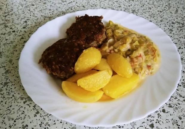 Fleischpflanzerl mit Lauchgemüse an Butterkartoffeln