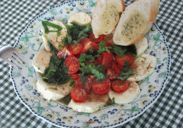 Mozzarella und Tomaten mit Olivenöl und Basilikum Rezept - ichkoche.at