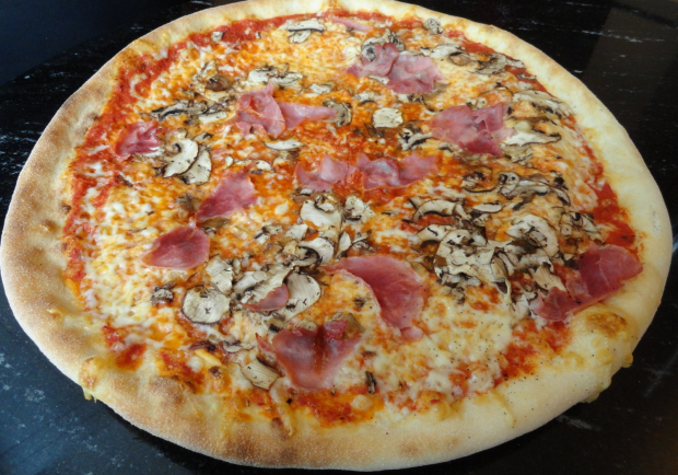 Pizza Mit Schinken Und Champignons Rezept Ichkoche At