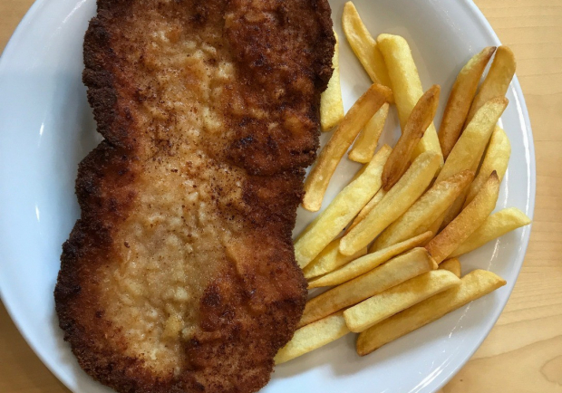 Putenschnitzel mit Pommes Rezept - ichkoche