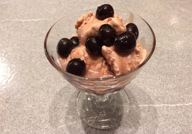 Eisbecher mit Amarenakirschen Rezept - ichkoche.at