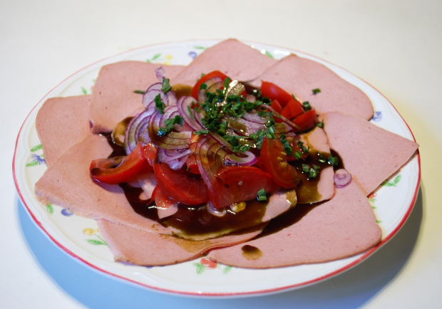 Leberkäse-Salat mit Tomaten und Zwiebeln Rezept - ichkoche.at