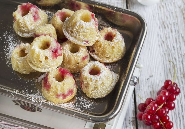 Mini-Gugelhupfe mit Ribiseln Rezept - ichkoche.at