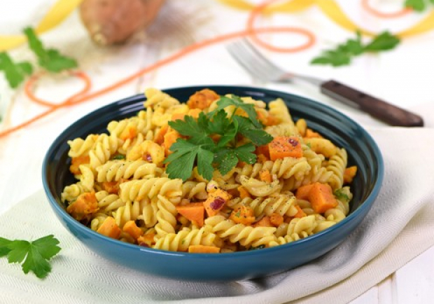 Nudelsalat mit Süßkartoffeln und Garnelen Rezept - ichkoche.at
