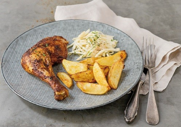 Paprika-Hühnerkeulen mit Kartoffelspalten und Apfel-Sellerie-Salat ...