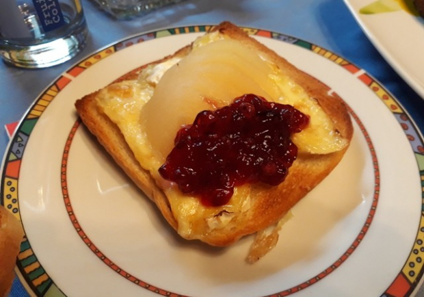 Überbackener Toast mit Camembert Birnen Rezept ichkoche.at Gebackener Camembert aus dem Ofen Rezept ichkoche.at