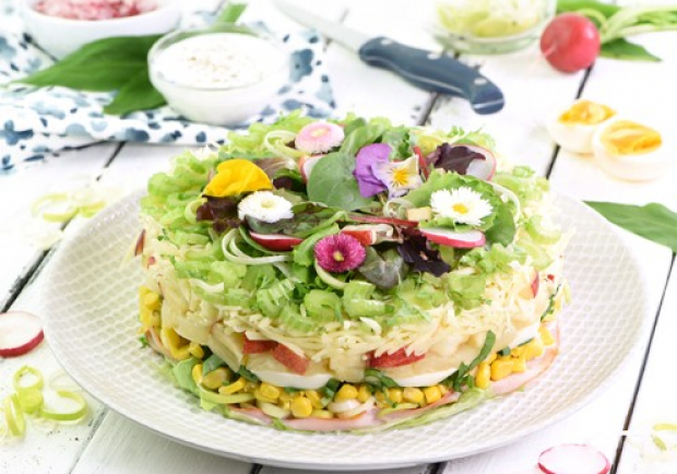 Klassische Schichtsalat-Torte Rezept - ichkoche