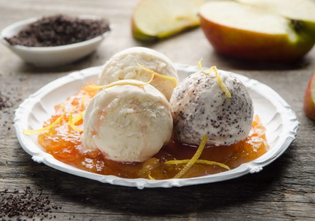 Mohn-Vanille-Eis mit Apfelkompott Rezept - ichkoche.at