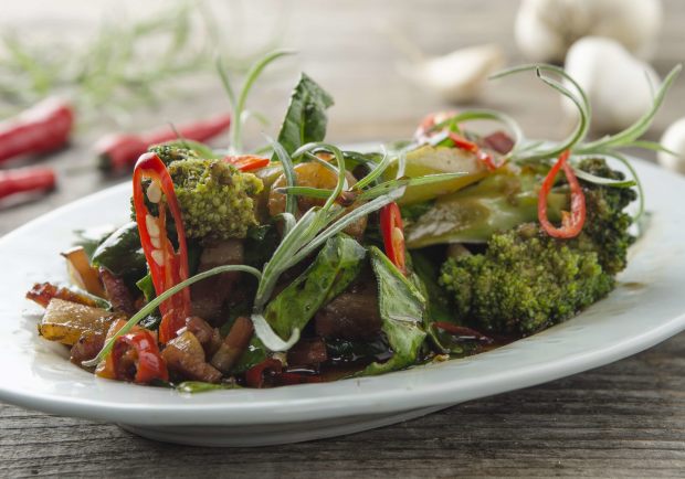 Stängelkohl mit Speck-Sesam-Garnelen aus dem Wok Rezept - ichkoche