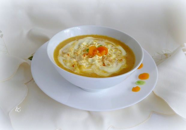 Karottencremesuppe mit Curry-Obers-Haube Rezept - ichkoche