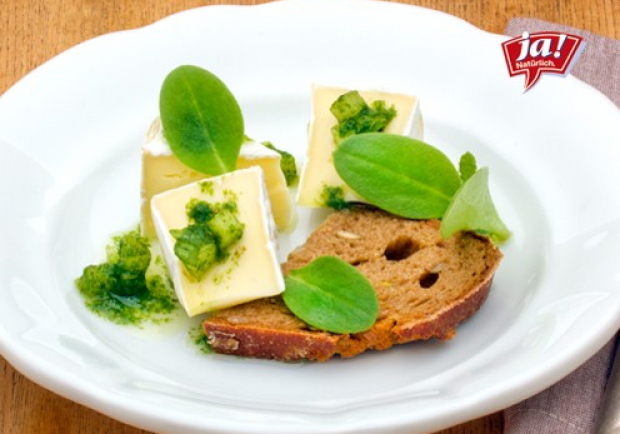 Camembert mit Borretsch und Sonnenblumenöl mariniert Gebackener Camembert aus dem Ofen Rezept ichkoche.at
