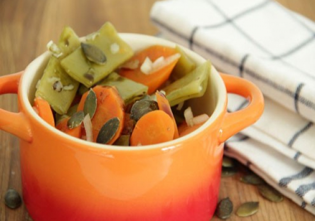 FisolenKarottensalat mit Kürbiskernen aus dem Dampfgarer