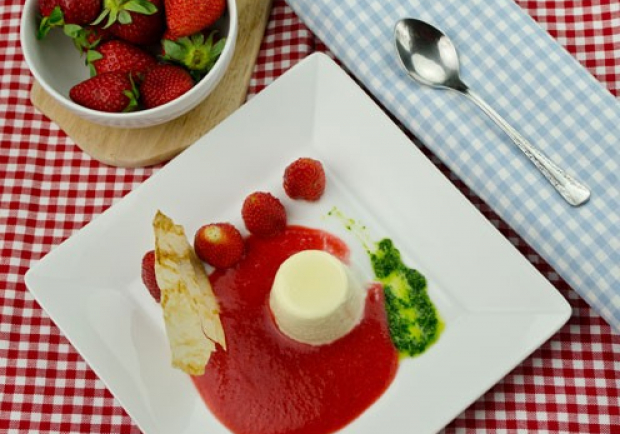 Joghurt-Pannacotta mit Minzpesto und Erdbeersauce Rezept - ichkoche