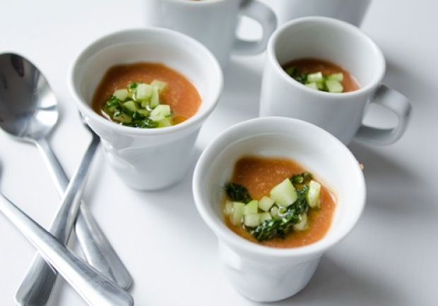 Kalte Kichererbsen-Tomaten-Suppe mit Gurken-Minze-Salsa Rezept - ichkoche