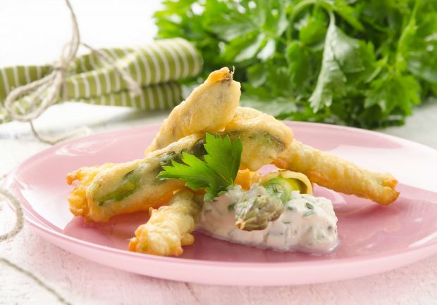 Grüner Spargel in Bierteig mit Sauce Cardinale Rezept - ichkoche