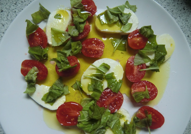 Mozzarella mit Tomaten und Basilikum Rezept - ichkoche.at