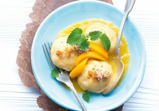 Vanille-Topfenknödel mit Pfirsichsauce aus dem Dampfgarer Rezept ...