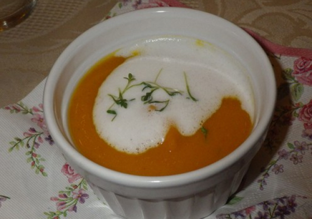 Exotische Kürbis-Mango-Suppe mit Kokosschaumhäubchen Rezept - ichkoche.at