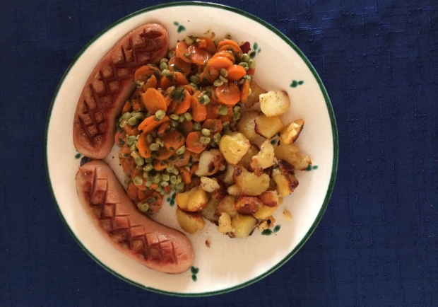Karottengemüse mit gebratener Wurst und Kartoffeln Rezept - ichkoche.at
