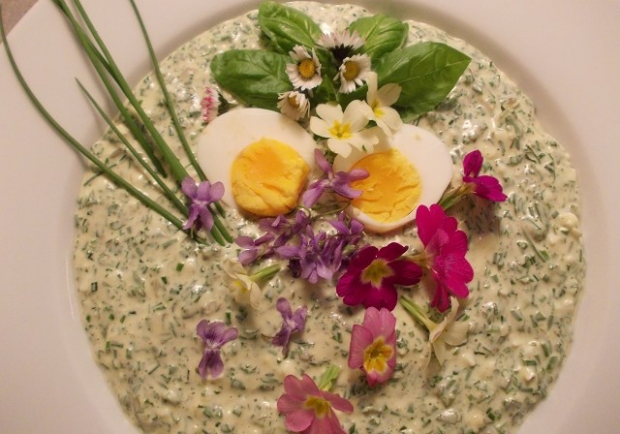 Kräuter-Joghurt-Sauce mit Blüten-Dekor Rezept - ichkoche