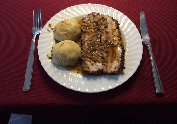 Kümmelbraten mit Erdäpfelknödel Rezept - ichkoche.at