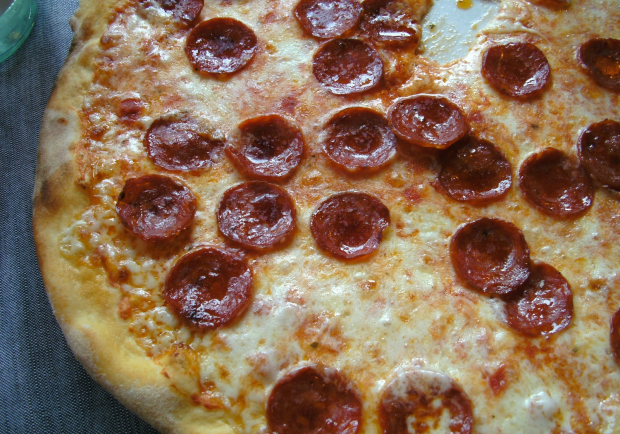 Pizza Salami scharf Rezept - ichkoche.at