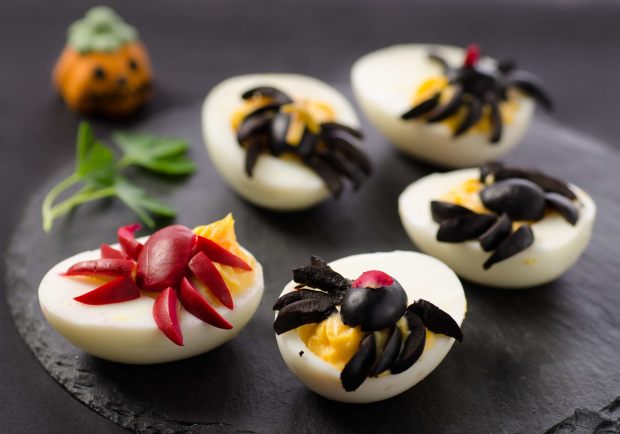 Gefüllte Eier mit Halloween-Spinne Rezept - ichkoche.at