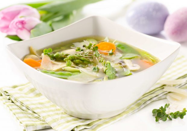 Klare Suppe mit Frühlingsgemüse und Parmesan Rezept - ichkoche.at