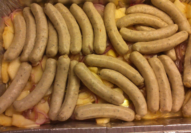 Bratwürstel mit Äpfeln und Zwiebeln vom Grill Rezept - ichkoche
