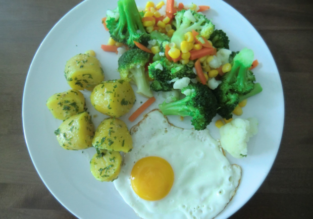 Gemüseplatte mit Spiegelei und Kartoffel Rezept - ichkoche.at
