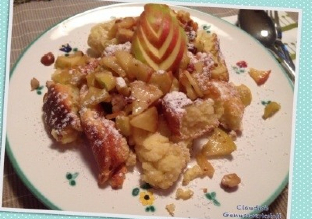 Herbstlicher Apfelschmarren mit Nüssen