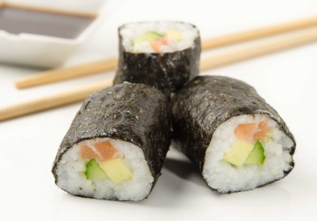 Maki mit Lachs, Gurke und Avocado Rezept - ichkoche.at