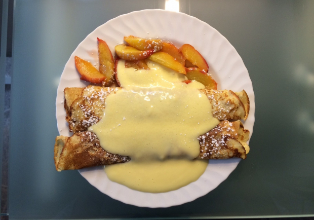 Palatschinken mit karamelisierten Pfirsichen und Vanillesauce Rezept ...