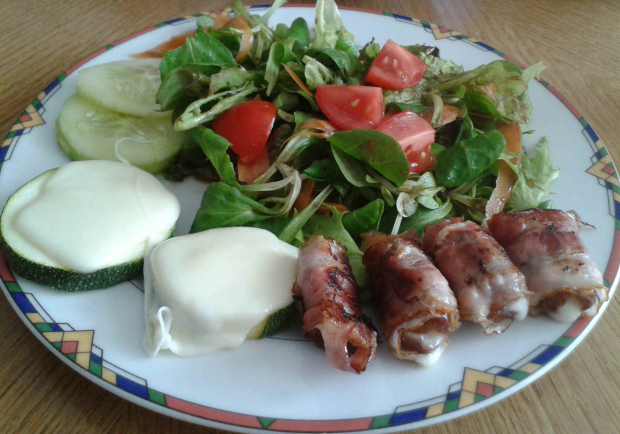 Salat mit Schafskäse-Datteln im Speckmantel Rezept - ichkoche.at