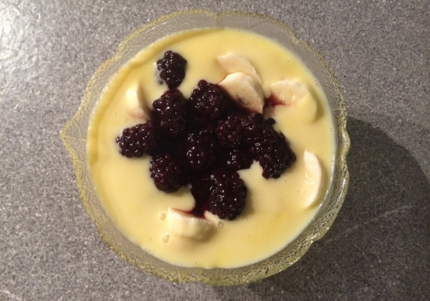 Vanillepudding mit Banane-Brombeer Rezept - ichkoche.at