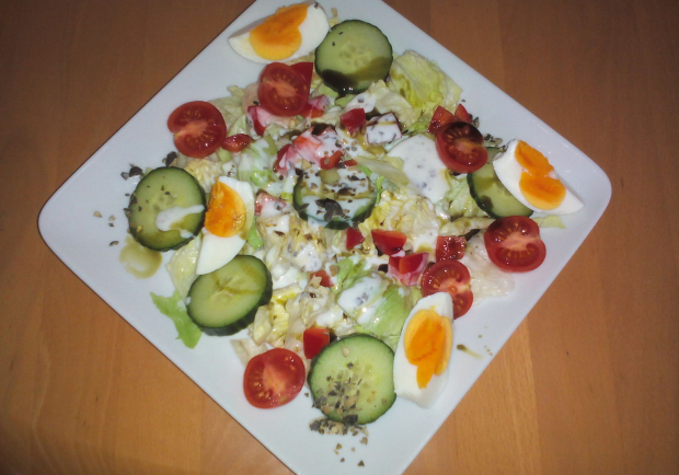 Bunter Salatteller mit Joghurt-Zitronendressing Rezept - ichkoche