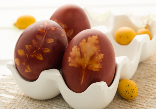 Ostereier rot färben mit Zwiebelschalen Rezept - ichkoche