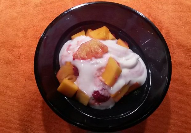 Fruchtsalat mit Joghurtcreme Rezept - ichkoche.at