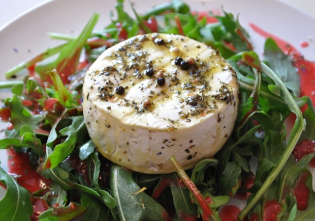 Camembert im Rohr auf Rucola mit Himbeerdressing Rezept - ichkoche