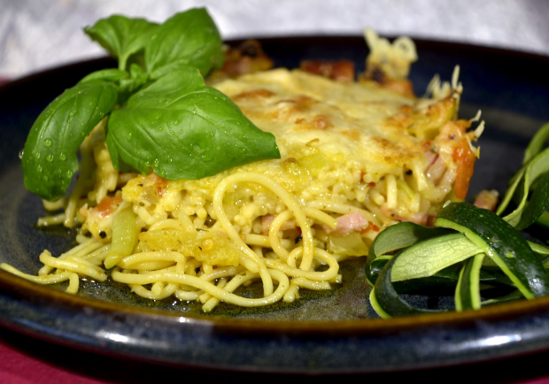 Spaghettiauflauf mit Zucchini, Schinken und Paradeiser Rezept - ichkoche.at