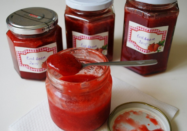 Erdbeermarmelade mit Walderdbeeren Rezept - ichkoche