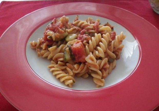 Pasta Mit Zucchini Tomaten Sauce Rezept Ichkoche At