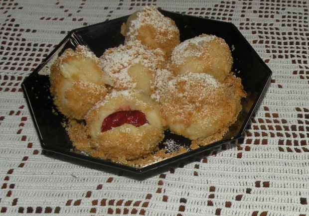 Erdbeerknödel mit Haselnuss-Butterbrösel Rezept - ichkoche