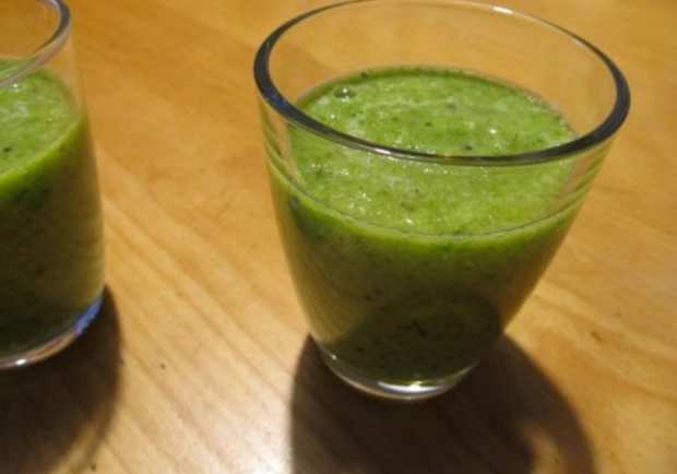 Smoothie mit Kiwi, Spinat und Sellerie Rezept 