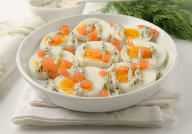 Eier mit Lachs und Kräutersauce Rezept - ichkoche.at